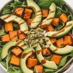 Salade tiède de patate douce rôtie et avocat sur lit de verdure