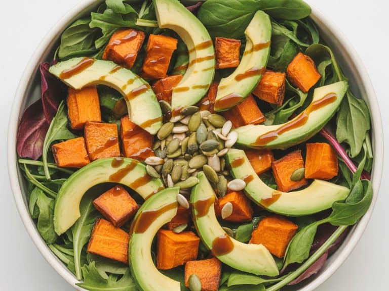 Salade tiède de patate douce rôtie et avocat sur lit de verdure
