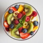 Salade de fruits frais au gingembre et menthe dans un bol en verre
