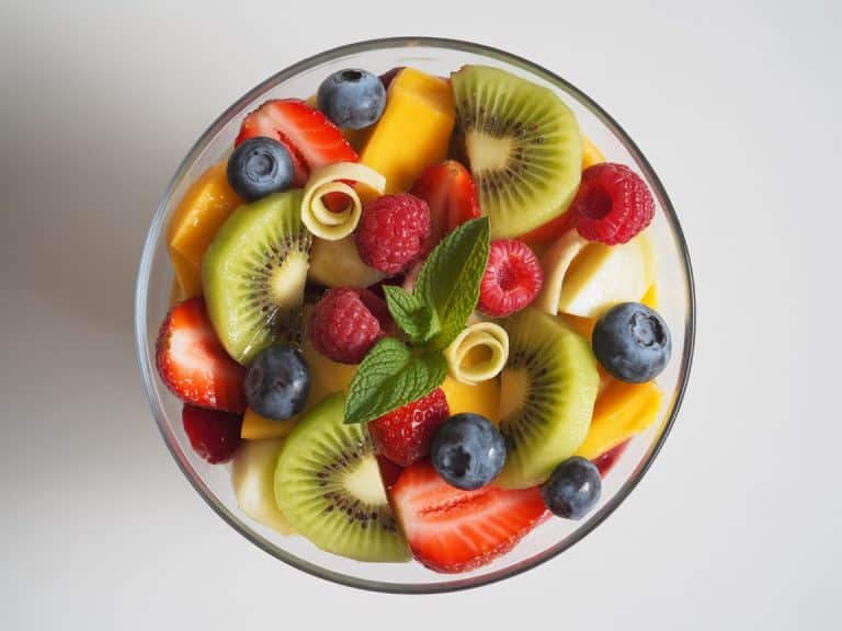 Salade de fruits frais au gingembre et menthe dans un bol en verre