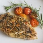 Poulet grillé aux herbes fraîches et tomates confites