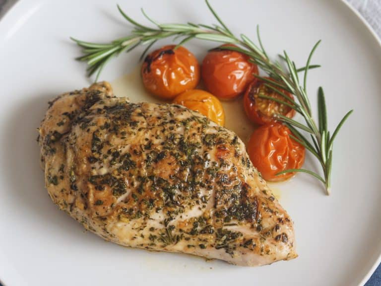 Poulet grillé aux herbes fraîches et tomates confites