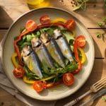 Sardines en salade tiède aux poivrons rôtis et roquette