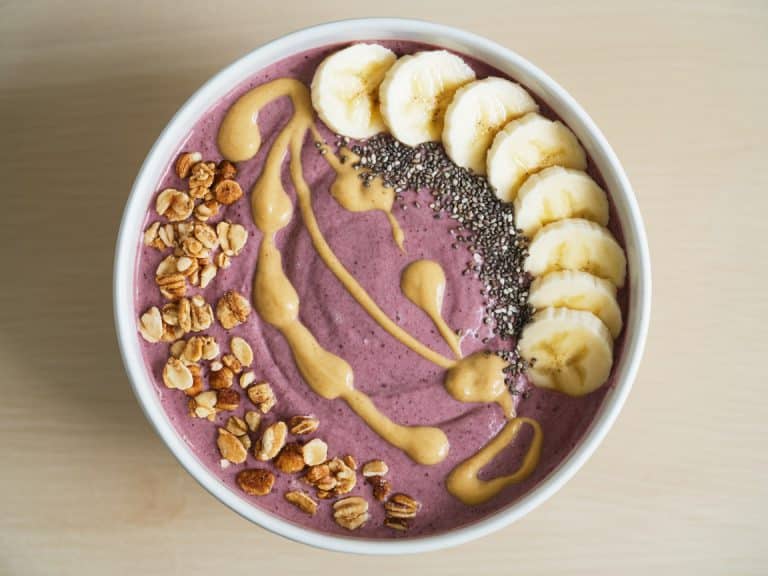 Smoothie bowl végan à la banane et beurre de cajou garni de granola