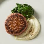 Steak haché aux épinards et fromage blanc dans une assiette