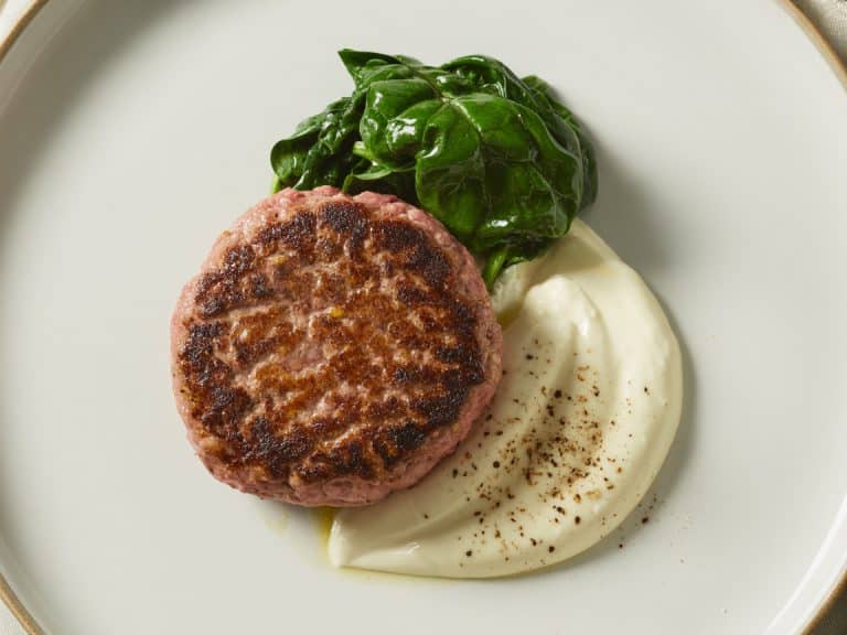 Steak haché aux épinards et fromage blanc dans une assiette