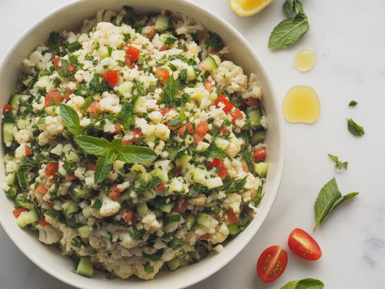Taboulé de chou-fleur aux herbes fraiches, tomates et concombre