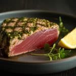 Steak de thon grillé aux herbes