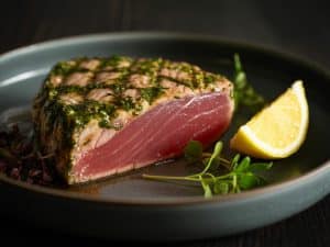 Steak de thon grillé aux herbes