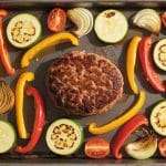 Steak haché et légumes rôtis au four sur plaque de cuisson