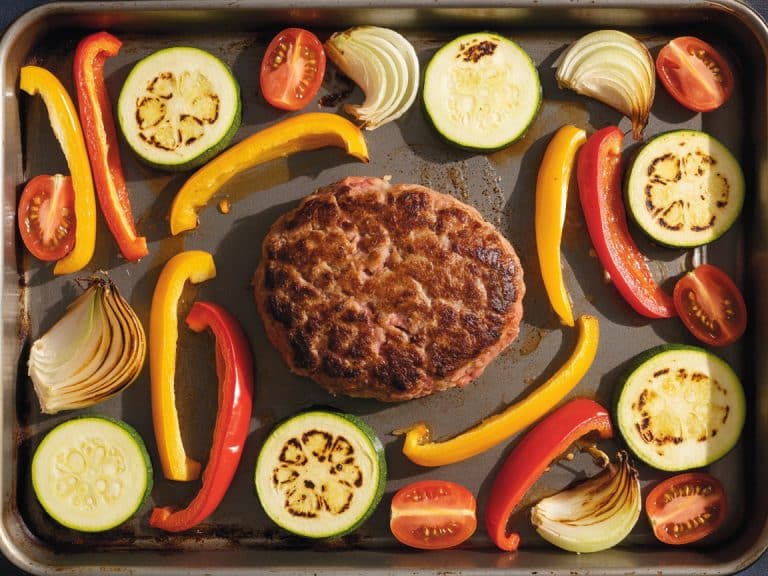 Steak haché et légumes rôtis au four sur plaque de cuisson