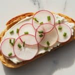 Tartine avocat et œuf poché sur pain complet