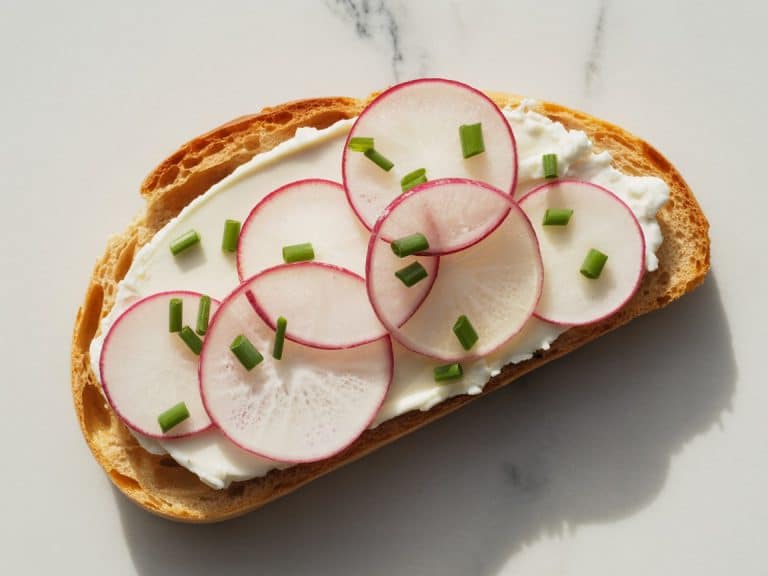 Tartine avocat et œuf poché sur pain complet