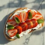 Tartine de ricotta aux fraises et menthe