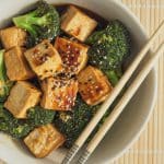 Tofu croustillant sauce soja et brocoli vapeur à l'asiatique
