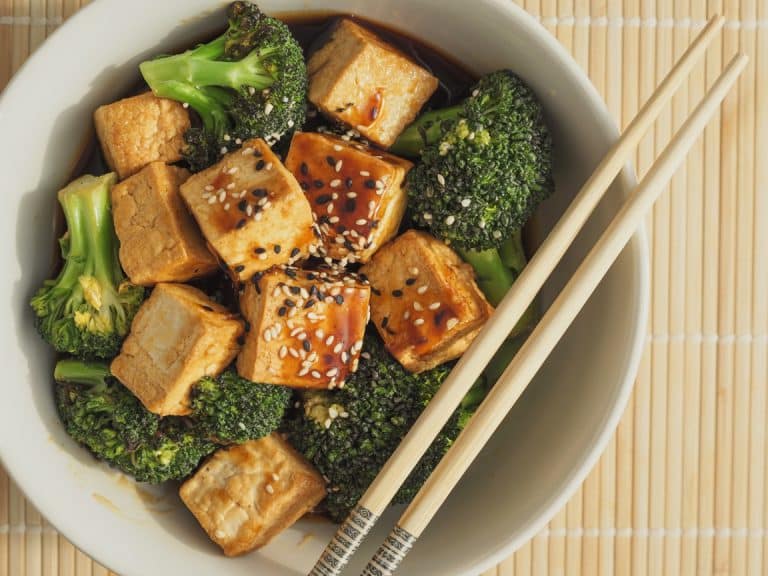 Tofu croustillant sauce soja et brocoli vapeur à l'asiatique