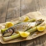 Truite en papillote ouverte avec poireaux fondants et rondelles de citron