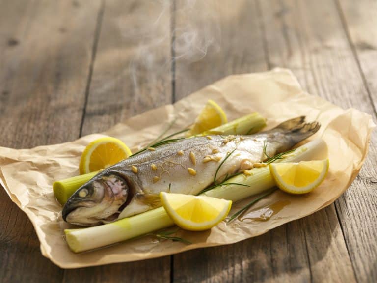 Truite en papillote ouverte avec poireaux fondants et rondelles de citron