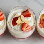 Verrines de skyr aux fraises et amandes