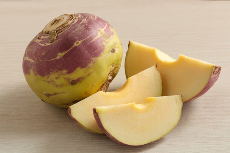 Rutabaga entier et tranché montrant la chair jaune