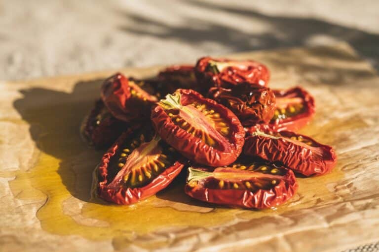 Tomates séchées au soleil dans un bol en terre cuite