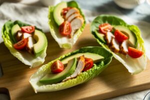 Wraps de laitue au poulet et avocat