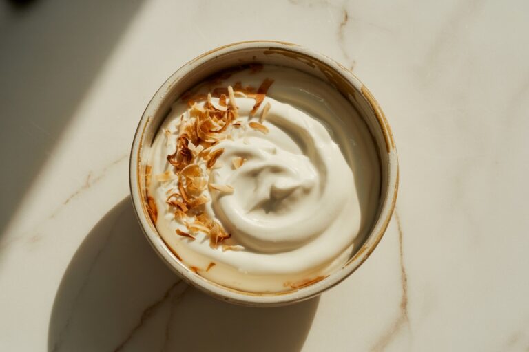 Yaourt de coco dans un bol avec copeaux de noix de coco