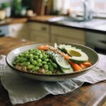 Bowl de riz complet, édamame et sauce sésame